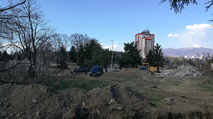 images na acik Betonski barikadi od site strani na Skopje doprva ke se gusime intro