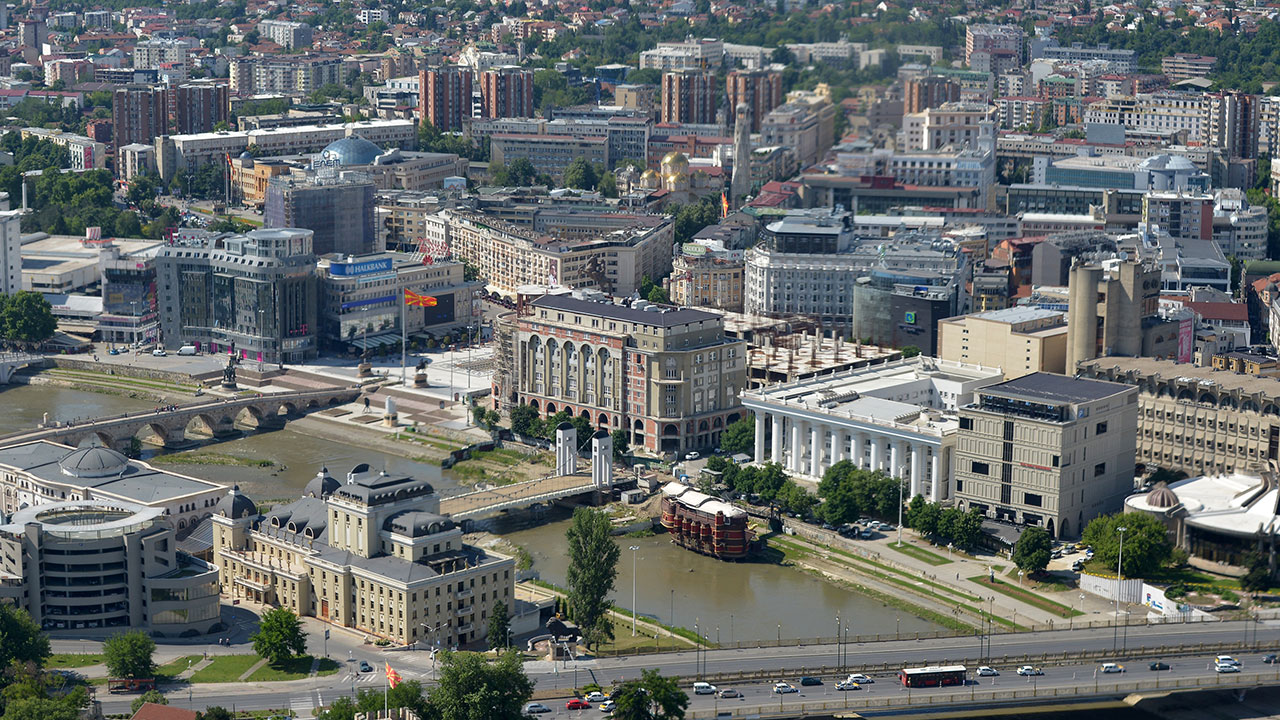 Панорамска фотографија од Кале кон центарот на Скопје.