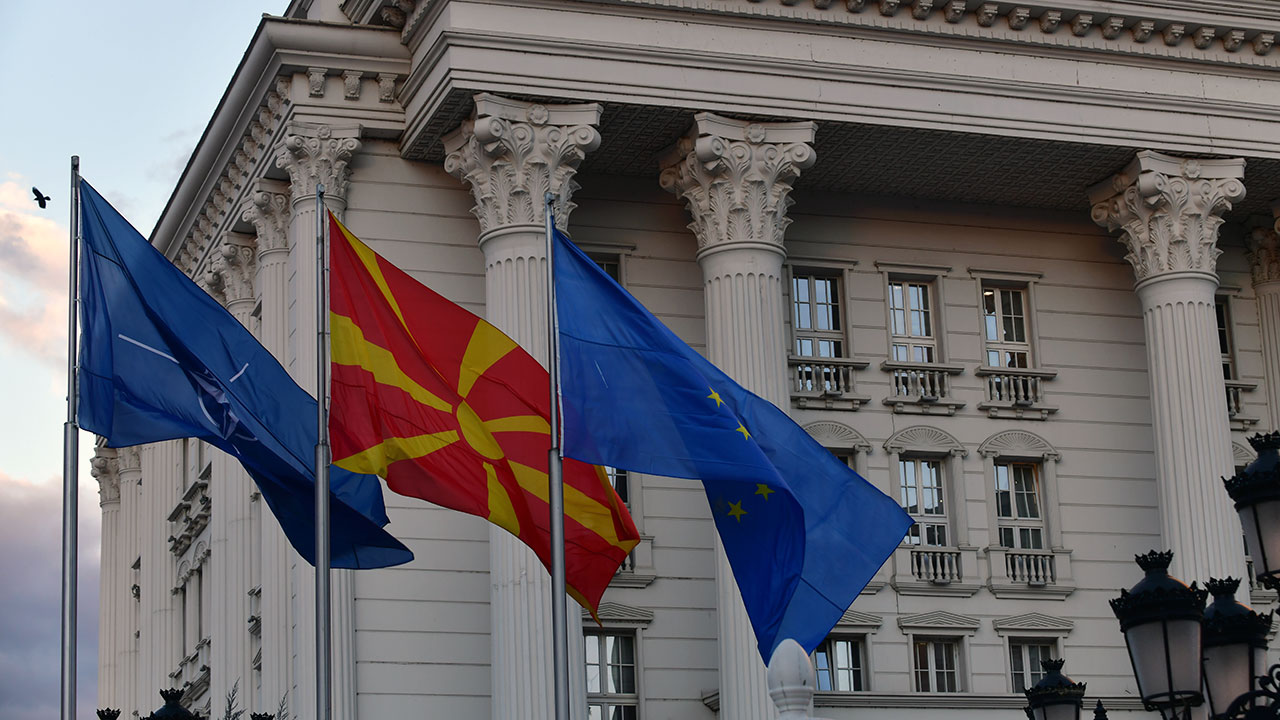 Фотографија со знамиња на Европската Унија и знаме на Македонија пред Владата на РСМ
