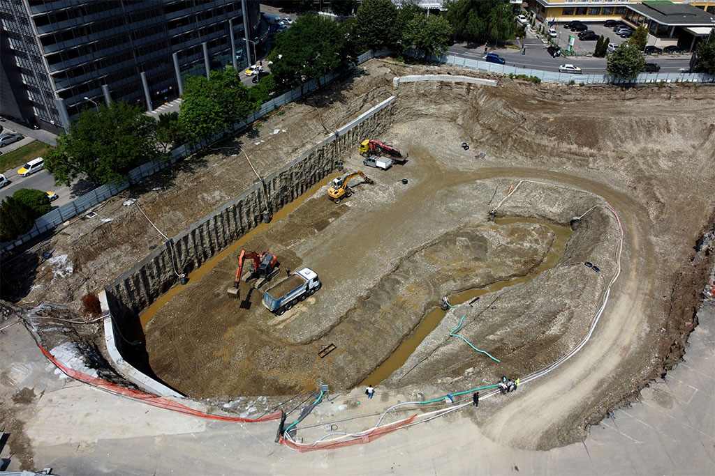Фотографија од ископ на теренот кој се подготвува за изградба на висококатница спроти ГТЦ и Холидеј Ин.